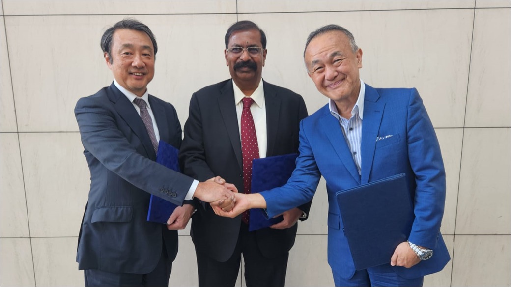 Left: Yoshinori Andou, Senior Managing Executive Officer of Mitsui Chemicals  Middle: Devakumar V. G. Edwin, Vice President of Dangote Industries Limited Right: Susumu Tsubaki, Representative Director of AAIC
