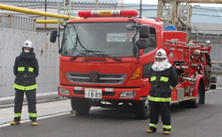 Disaster drill simulating the simultaneous occurrence of product leakage and a electric chamber power panel fire due to a major earthquake (Nagoya Works)