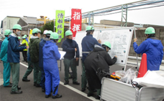 Disaster drill simulating the simultaneous occurrence of product leakage and a electric chamber power panel fire due to a major earthquake (Nagoya Works)