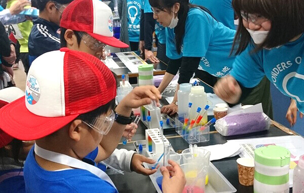 Children enjoying a Mitsui Chemicals experiment