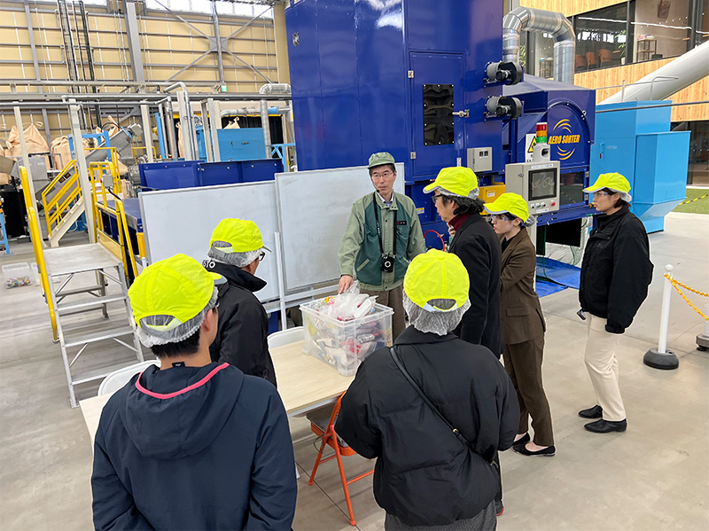 浜松MR実証設備でのキャップリサイクル見学の様子