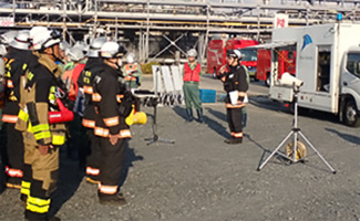 地震による危険物漏えい、火災発生を想定した公設消防隊との合同訓練(市原工場)
