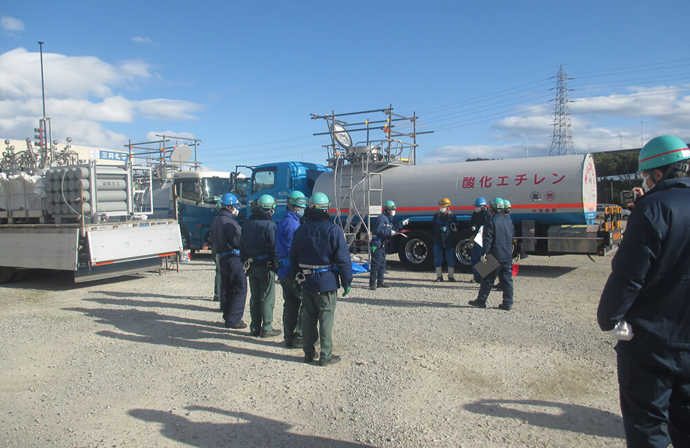 大阪工場の液化高圧ガスの移動式除害装置を使った演練風景