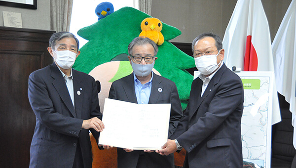 「森林保全・管理協定書」調印式の様子