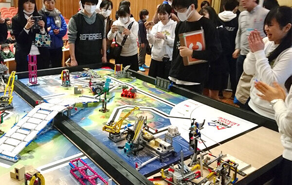 NPOにより避難所に運ばれるウレタンマットレス