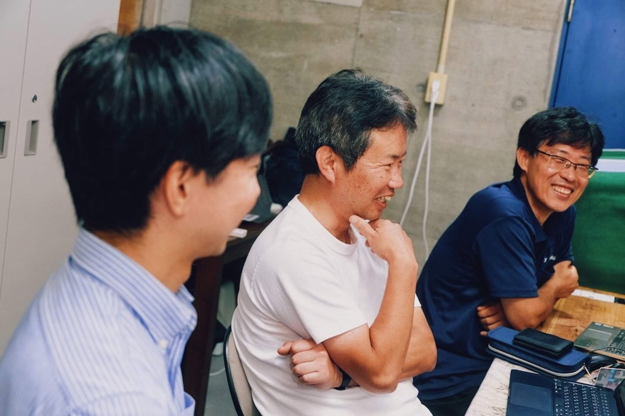 オフィスで取材に応じた、今藤さん(左)、池田さん(中央)、姜さん(右)