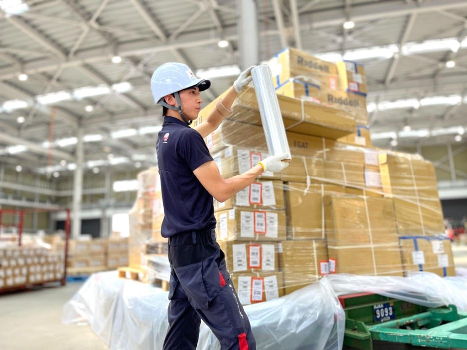 ストレッチフィルムを使用した作業の様子