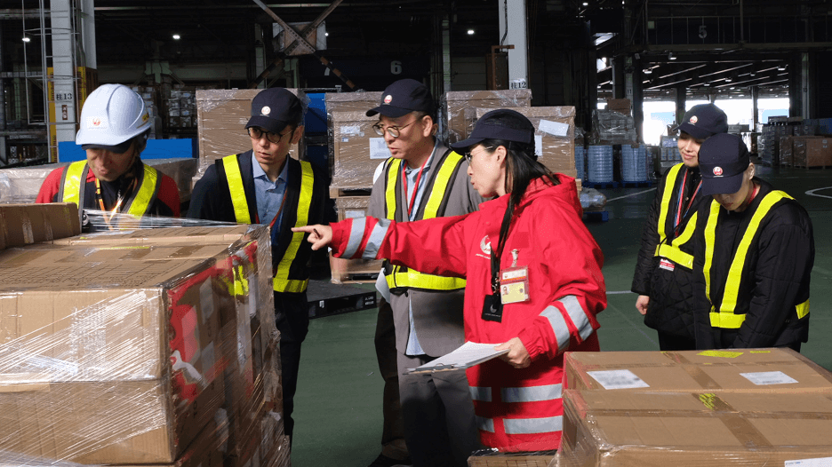 バイオマスストレッチフィルムの使用状況を見学する様子