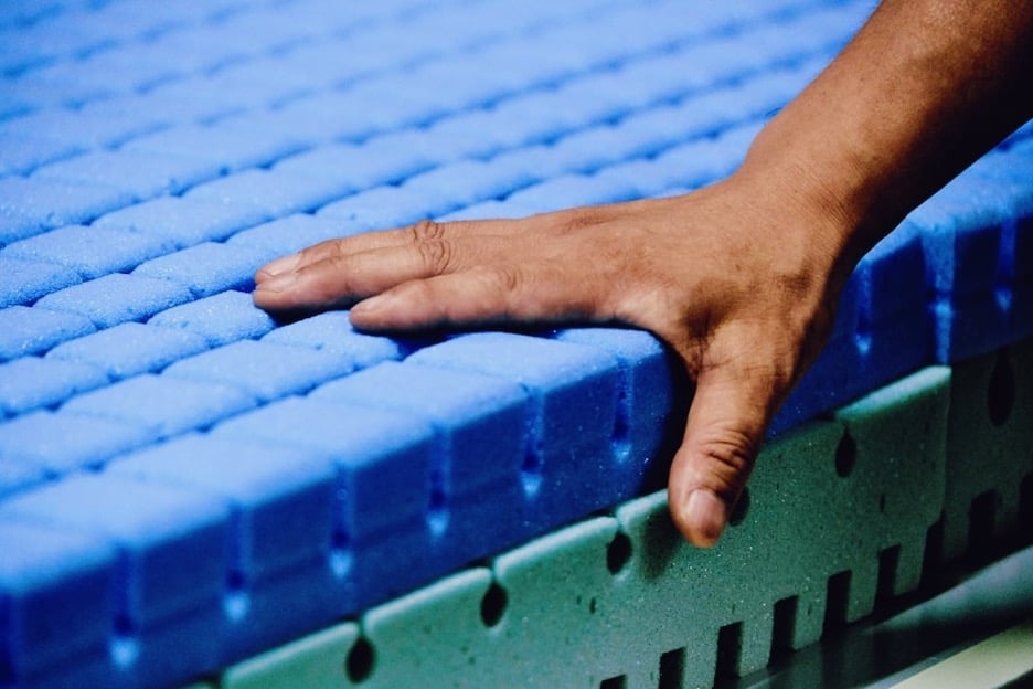 マットレスを触る様子