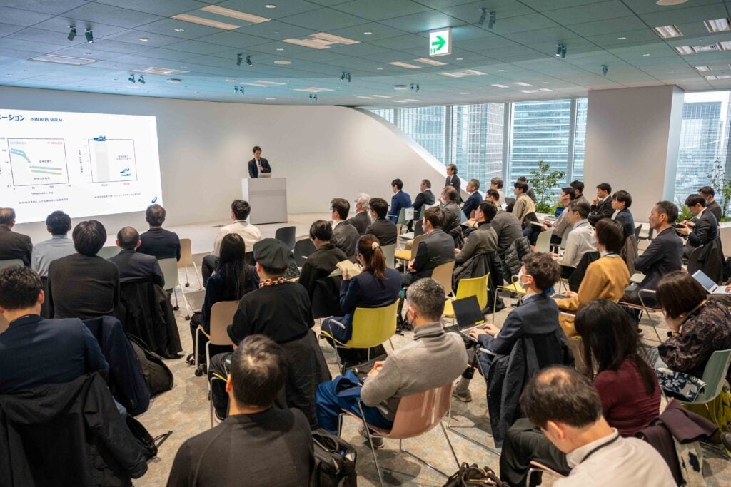 会場には多くの参加者が集まり、登壇者への質問も相次いだ