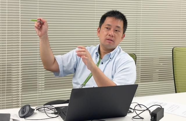 取材の様子_山中さん_2