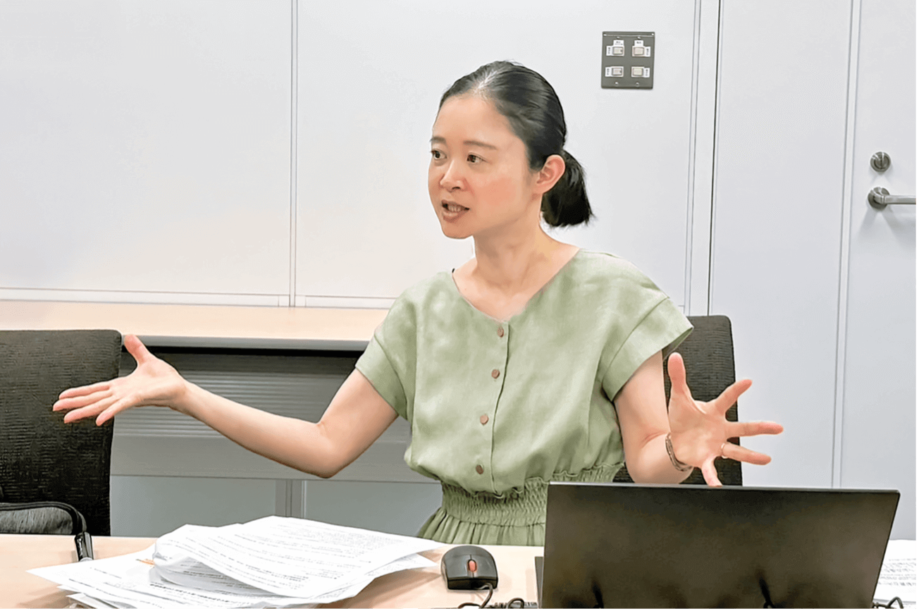 取材時に手を広げて説明する辰野さん 