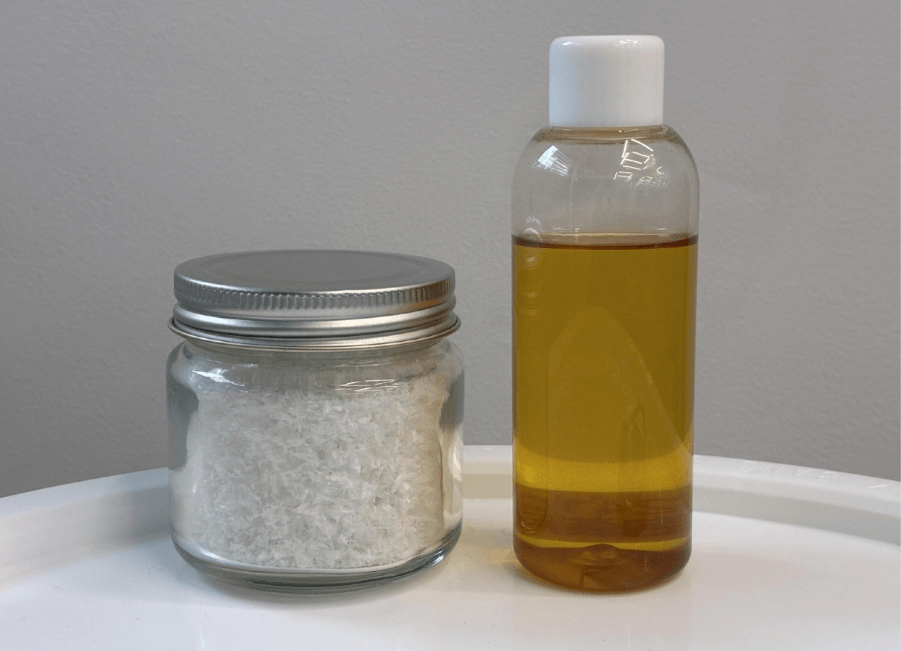 廃プラスチック（左）と油化後の廃プラ分解油