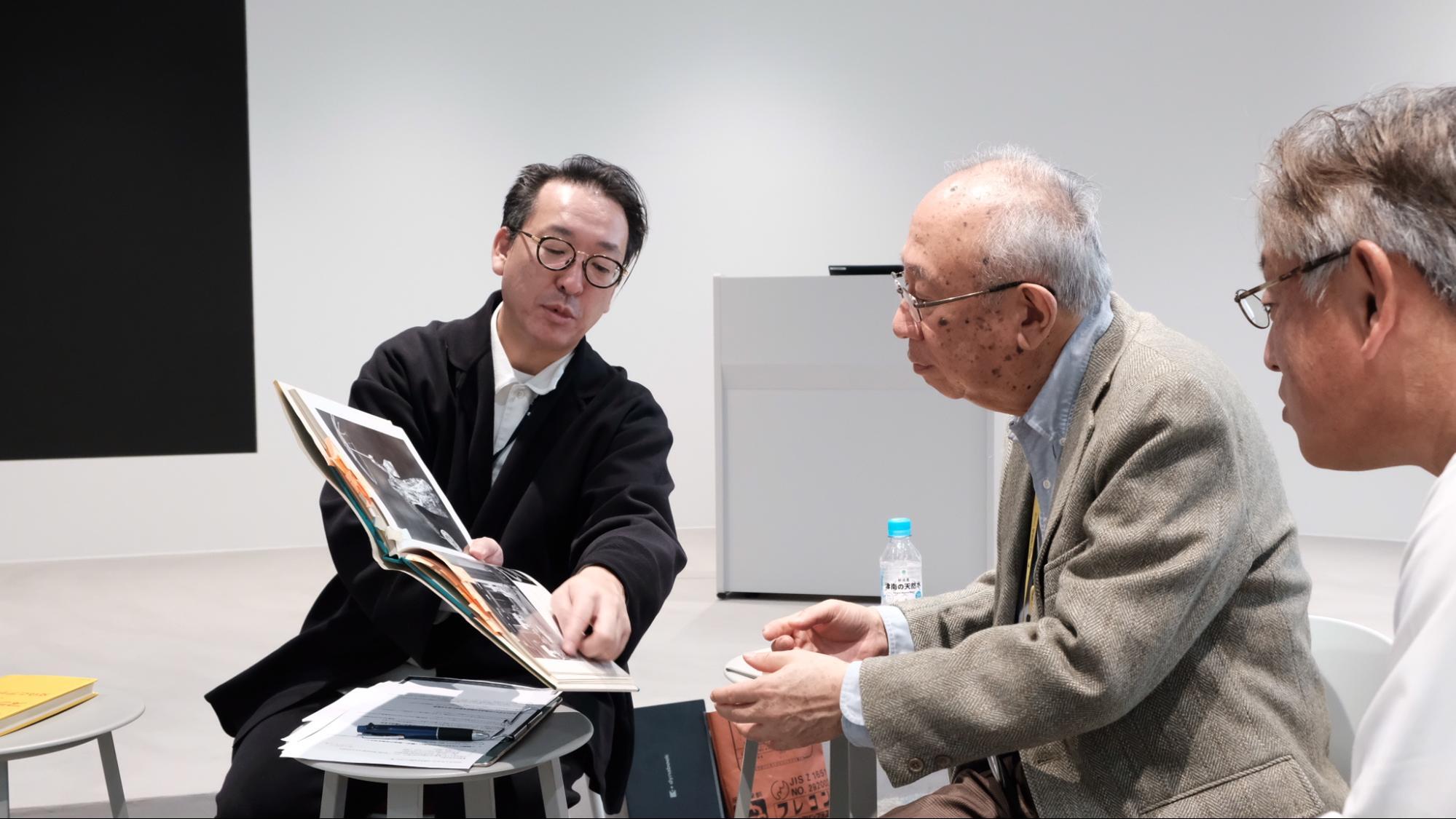 当時の様子が描かれた書籍を閲覧する様子