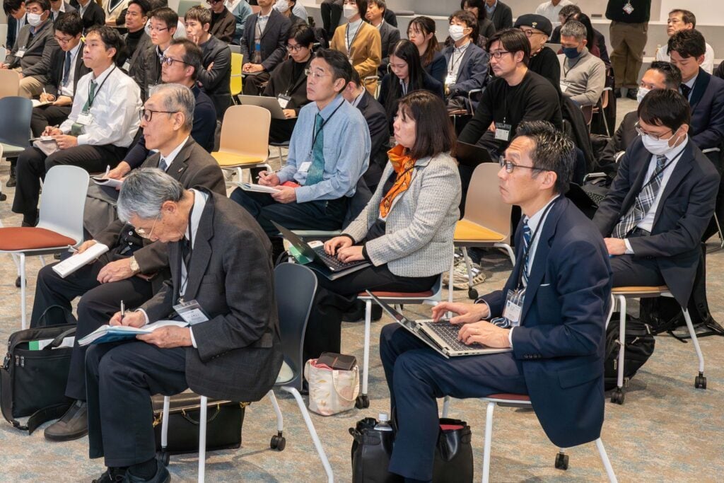 登壇者の発言に熱心に耳を傾ける参加者ら