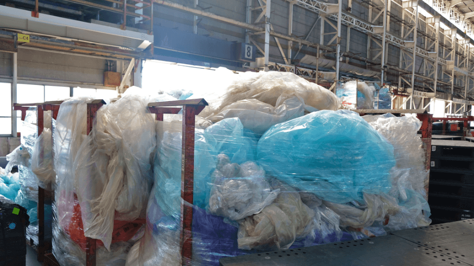 貨物資材から出る大量のプラスチックごみ