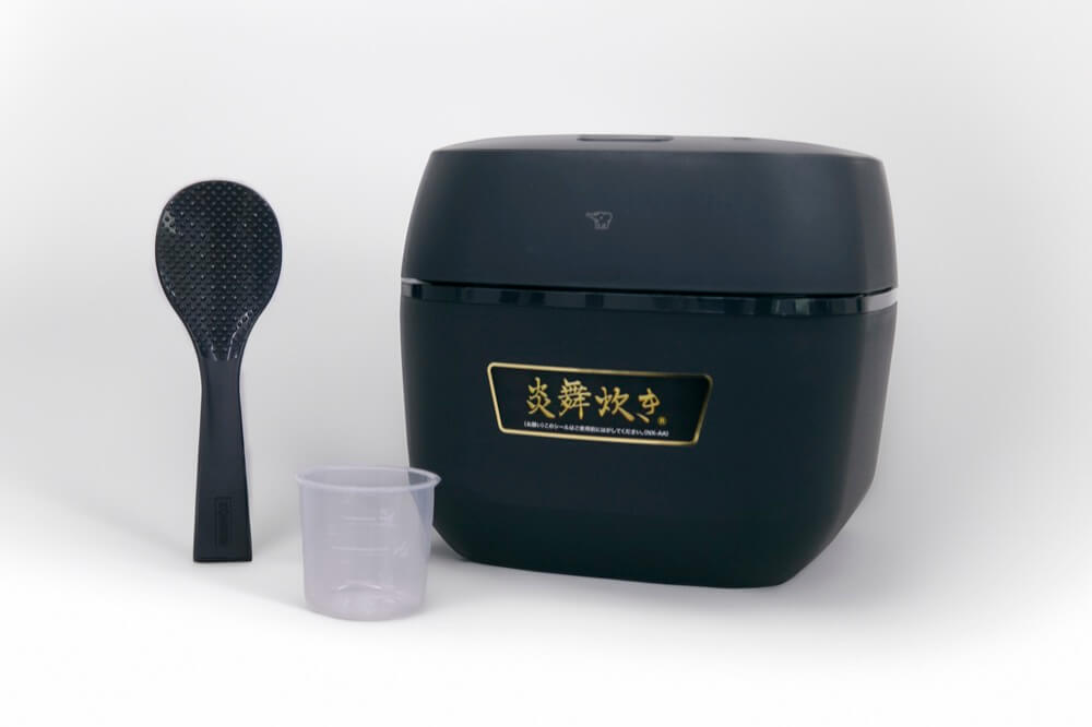 「炎舞炊き」の炊飯ジャーと付属のしゃもじ、計量カップ