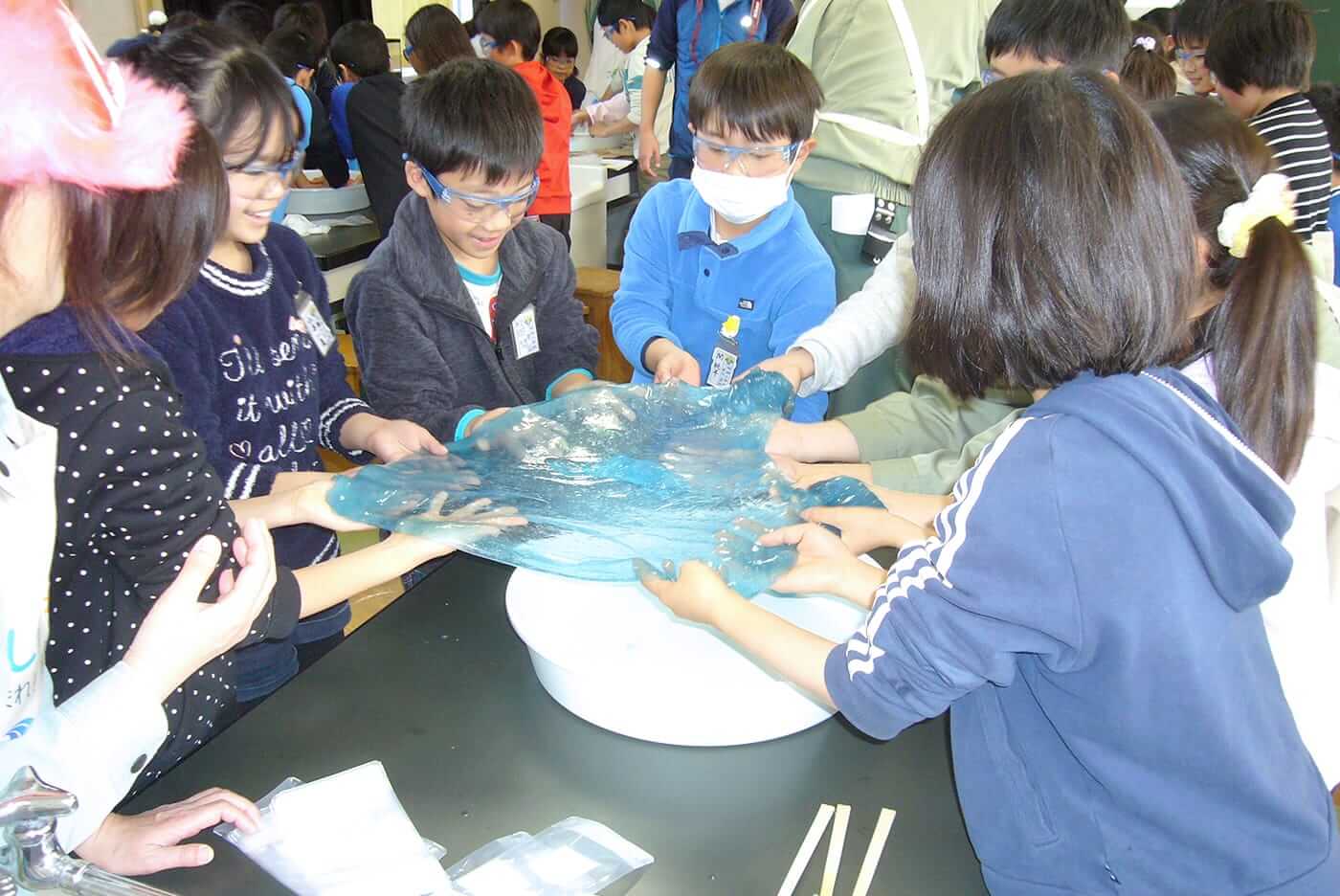 小学校への出前実験教室で子どもたちとスライムを制作（市原工場）