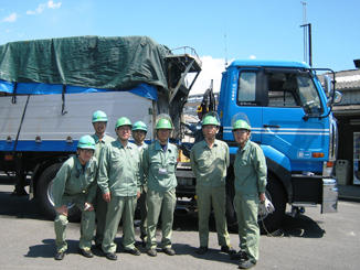 積み込みを担当した社員と共に、支援物資（マットレス）を積んだトラック